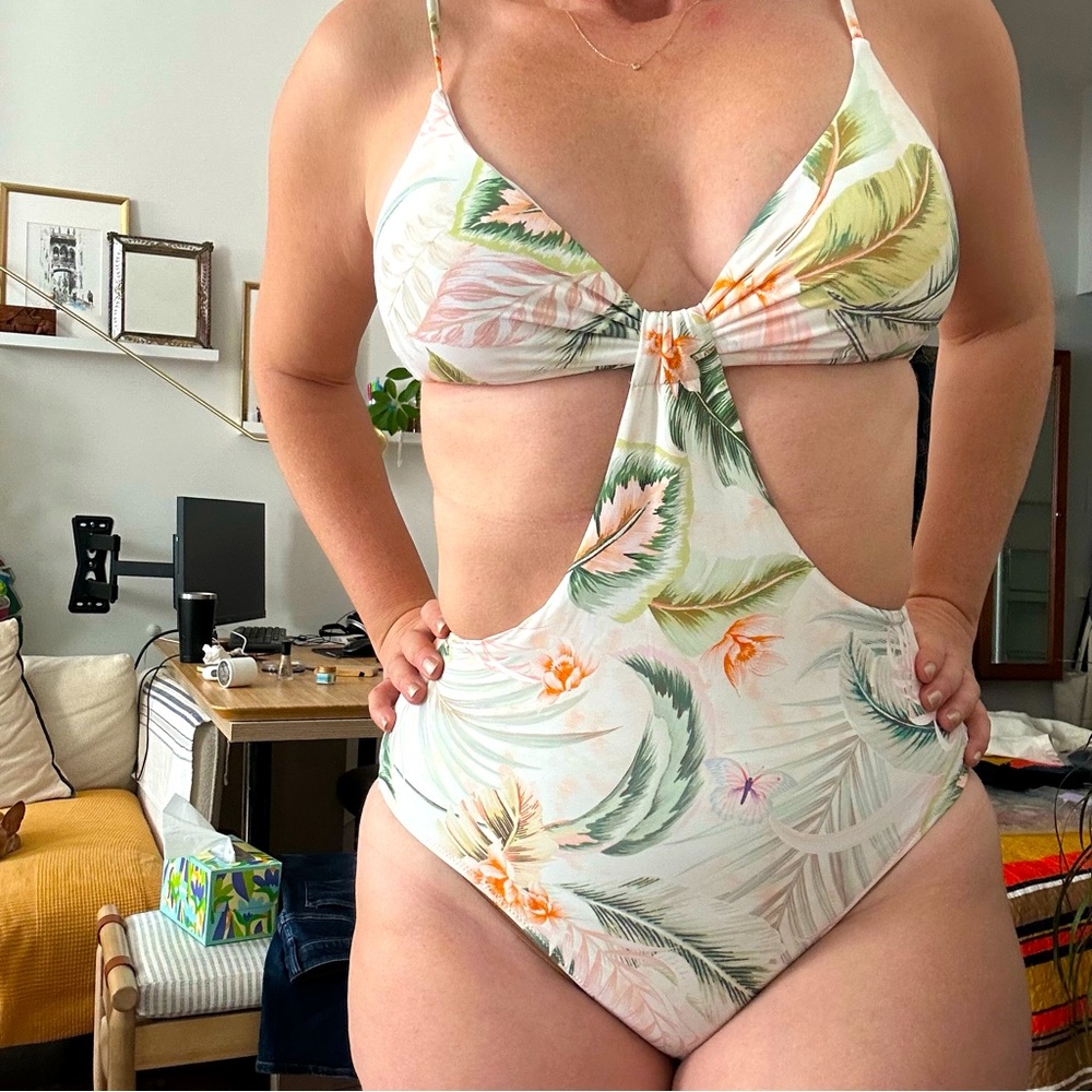 Everyday Sunday One-piece swimsuit white with tropical print